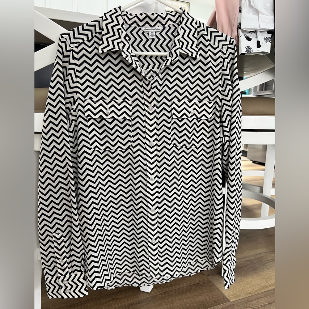 American Eagle zig zag design blouse. Size Med.
